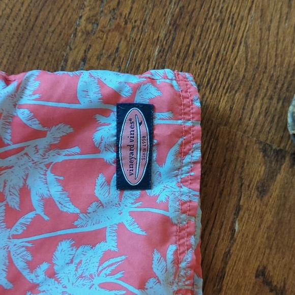 VINEYARD VINES Nantucket Red with Blue Palm Tree Screen Print Swim Trunks Medium - Picture 2 of 3